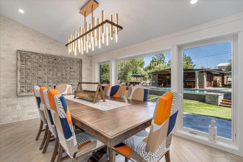 a dining room with a wooden table and chairs at Dragonfly Healdsburg A Wine Country Escape in Healdsburg