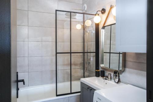 uma casa de banho com um chuveiro e um lavatório. em Appartement neuf moderne à louer em Ferney-Voltaire