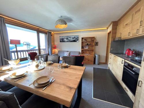 - une cuisine et un salon avec une table en bois dans la chambre dans l'établissement Appartement familial 4 pièces, ski-in/ski-out, 8 pers, Méribel - FR-1-180-596, à Les Allues