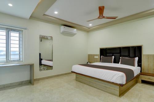 Säng eller sängar i ett rum på Flagship Aruna Executive Inn