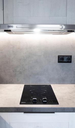 a stove top oven sitting on top of a kitchen counter at Komody in Delfoi