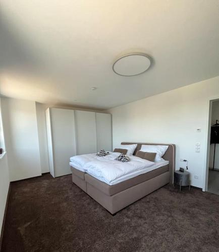 a bedroom with a large bed in a room at Sonnige Wohnung mit schöner Aussicht in Wolfurt in Wolfurt