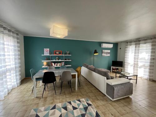 un salon avec une table et un canapé dans l'établissement La petite Chocolatine, à Carcassonne