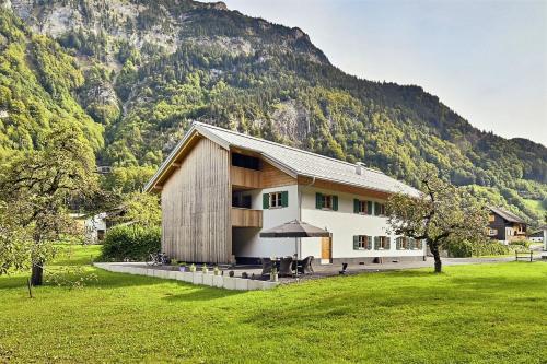 ein Haus vor einem Berg in der Unterkunft Arlberg Öko Ferienwohnungen in Innerbraz