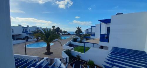 プラヤ・ブランカにあるLas Moreras Playa Blancaの建物のバルコニーからプールの景色を望めます。
