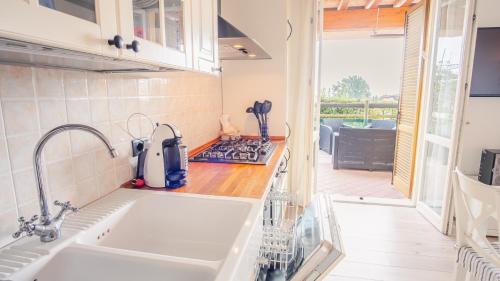uma cozinha com um lavatório e uma bancada em La Terrazza sul Lago - Italian Homing em Polpenazze del Garda