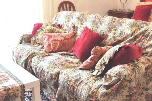 un divano con cuscini in soggiorno di B&B Homme Blanche a Milis