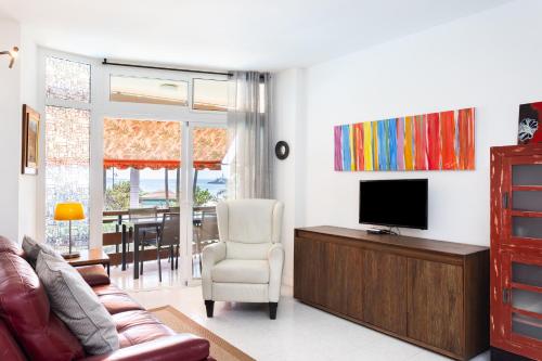 TV a/nebo společenská místnost v ubytování Seafront apartment just 200m from Las Vistas Beach
