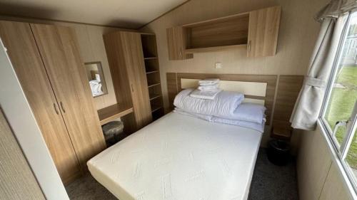 Cette petite chambre comprend un lit blanc. dans l'établissement 27 Rickardos Holiday Lets, à Louth