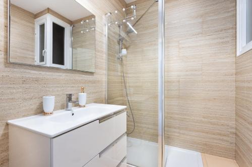 a bathroom with a shower and a white sink at Appartamento fronte mare a Playa de Las Vistas in Arona