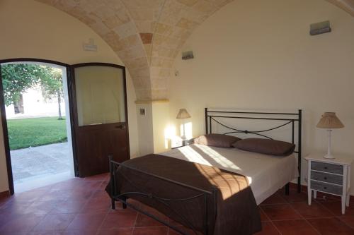 ein Schlafzimmer mit einem Bett und einer gewölbten Decke in der Unterkunft Masseria Pappo in Copertino