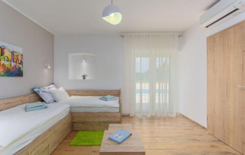 Ένα ή περισσότερα κρεβάτια σε δωμάτιο στο Family villa Corticum Otium with pool in Tinjan