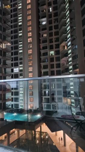 vistas a una ciudad por la noche con edificios altos en Regalia Sky pool Hostel @ 969, en Kuala Lumpur