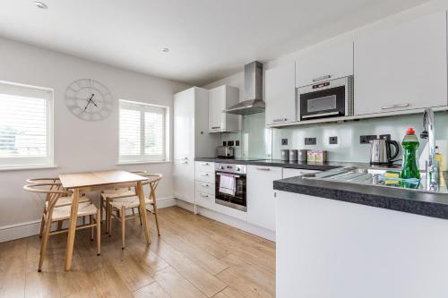 Η κουζίνα ή μικρή κουζίνα στο Apt , city centre, up to 5 guests, free pkg , Perfect for long stays
