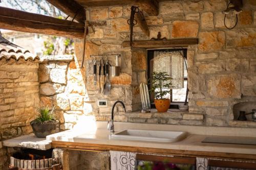 Fotografie z fotogalerie ubytování Rustic villa Janko with pool in Sveti Lovrec v destinaci Vošteni