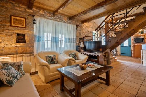 Μια τηλεόραση ή/και κέντρο ψυχαγωγίας στο Rustic villa Janko with pool in Sveti Lovrec
