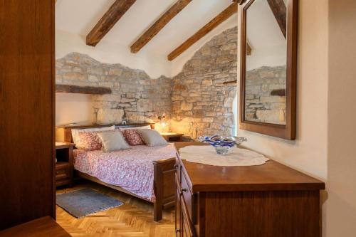 Postel nebo postele na pokoji v ubytování Rustic villa Janko with pool in Sveti Lovrec
