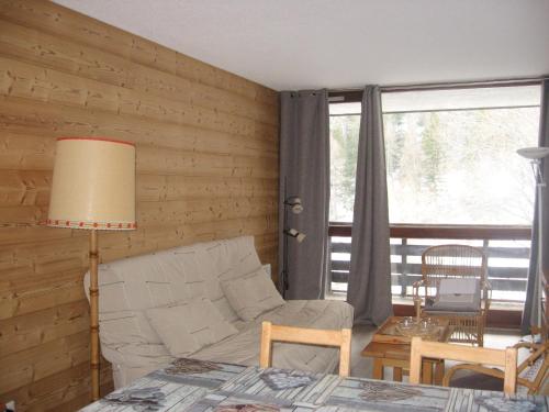 Uvernet的住宿－T2 Arribau Praloup，带沙发和窗户的客厅