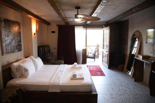 Ένα ή περισσότερα κρεβάτια σε δωμάτιο στο MAVİ AT HOTEL Blue Horse