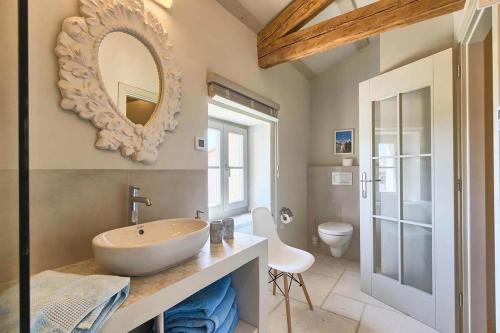 Ένα μπάνιο στο Family villa Charlotta with pool in Visnjan