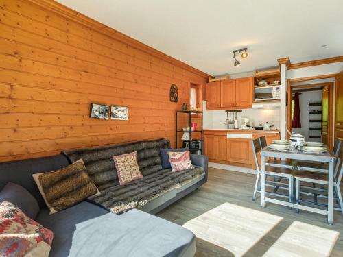 un salon avec un canapé et une cuisine dans l'établissement Charmant 3 pièces avec balcon, vue, et WiFi à Val-d'Isère - FR-1-694-201, à Val dʼIsère