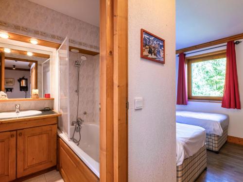 a bathroom with a tub and a sink and a bed at Appartement Val-d'Isère, 3 pièces, 4 personnes - FR-1-694-201 in Val-d'Isère