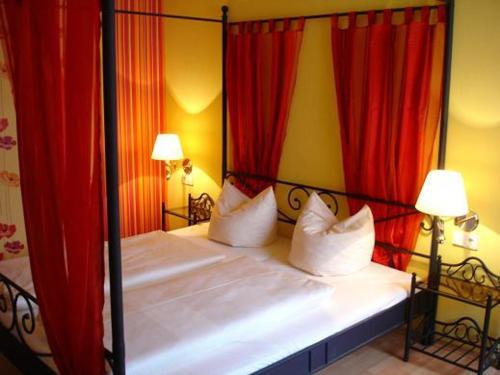 Ein Bett oder Betten in einem Zimmer der Unterkunft Hotel & Pension NOlift