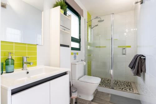 ein Bad mit einem WC, einem Waschbecken und einer Dusche in der Unterkunft Apartamento Las Vistas in Mijas