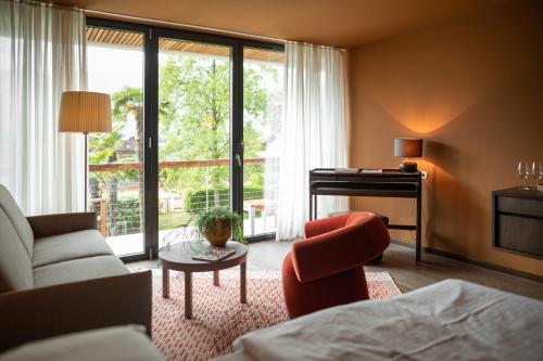 un soggiorno con divano e tavolo di Hotel Muchele a Merano