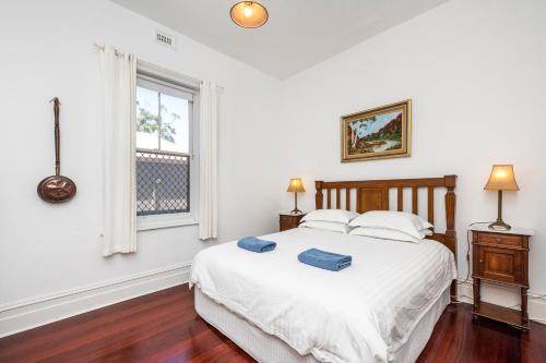 Giường trong phòng chung tại Captain's Heritage Cottage - central Fremantle 2 bedroom historic cottage