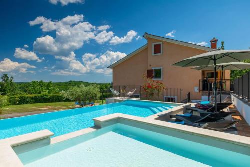 Villa Benjamin with pool and jacuzzi in Tinjan