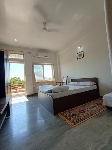 Postel nebo postele na pokoji v ubytování CHOUDHARY WHITE HOUSE Udaipur