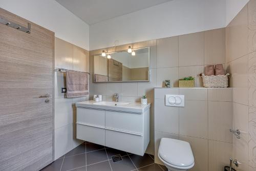 Ένα μπάνιο στο Villa Brijona