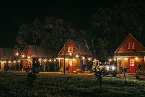 un grupo de casas iluminadas por la noche en Locanda 65 - Serra Gaúcha en Garibaldi