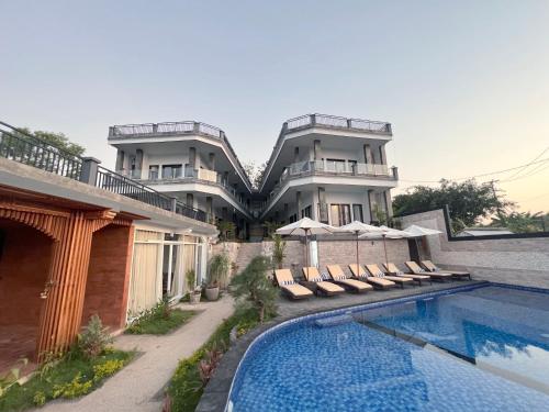 une maison avec une piscine en face d'un bâtiment dans l'établissement Grand Yuna Hotel Nusa Penida, à Toyapakeh