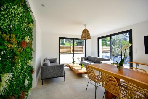 a living room with a table and some chairs at Maisons du Domaine de la Pointe in Saint-Pierre-Quiberon