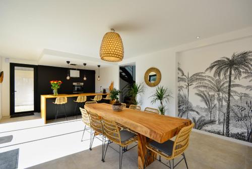 Dapur atau dapur kecil di Villas du Domaine de la Pointe de Kerhostin