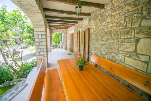 Fotografie z fotogalerie ubytování Rustic villa Casa Mendula with grill in Tinjan v destinaci Srbinjak