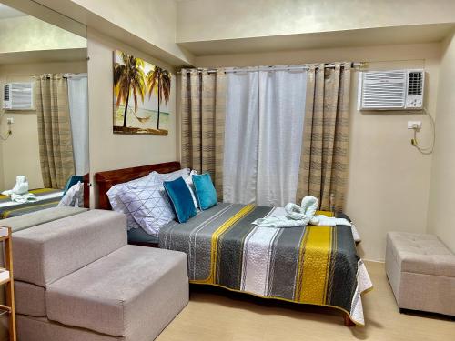 um pequeno quarto com uma cama e uma janela em Condo unit at Avida Aspira CDO downtown em Cagayan de Oro
