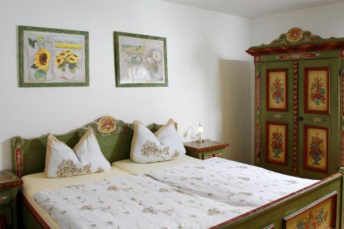 Un pat sau paturi într-o cameră la Schwarzwald-Pension Fechtig