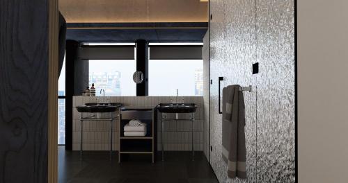 un bagno con due lavandini e una finestra di 彼厅酒店Hotel in between a Changsha