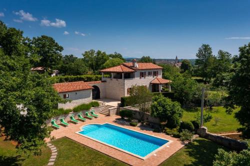 an aerial view of a house with a swimming pool at Rustic villa Catarina with pool in Tinjan in Kringa