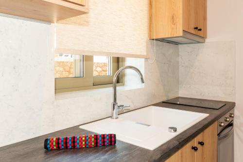 Cucina o angolo cottura di Milos Mountain - Villa Nikitas