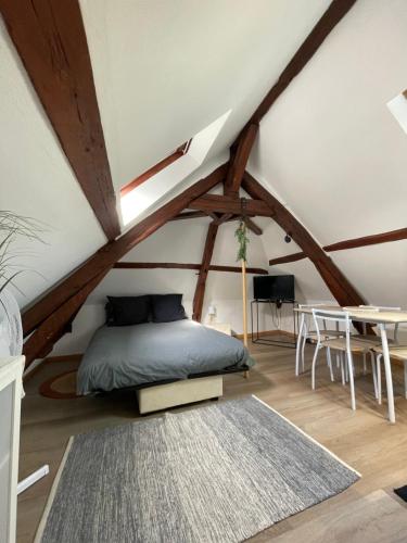 une chambre avec un lit et une table dans l'établissement Studio Centre-ville - Tout équipé, à Bourges