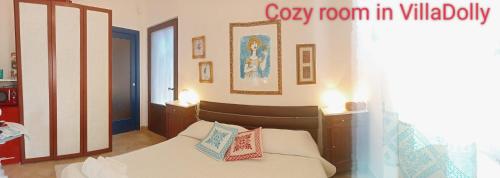 Porto Columbu - Perdʼe SaliにあるVilla Dollyのベッドルーム1室(ベッド1台付)、ヴィラ内の居心地の良い部屋を読むサイン