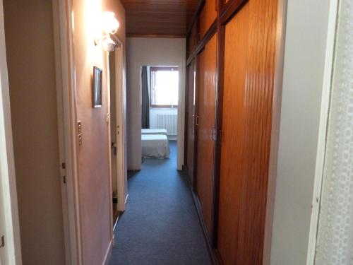 un couloir d'une pièce avec un lit dans une chambre dans l'établissement Appartement T2 pied de pistes Génépi, à Uvernet