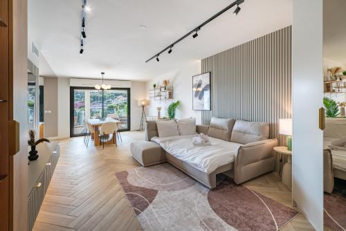 a living room with a couch and a table at Luxueux appartement - Vue mer - Parking - AZ in Beausoleil