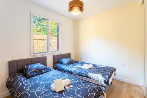 une chambre avec deux lits et deux fenêtres dans l'établissement LE MONT ALBAN AP4360 By Riviera Holiday Homes, à Villefranche-sur-Mer