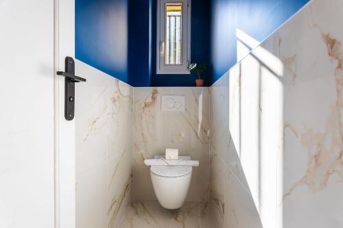 La salle de bains est pourvue de toilettes et d'un plafond bleu. dans l'établissement LE MONT ALBAN AP4360 By Riviera Holiday Homes, à Villefranche-sur-Mer