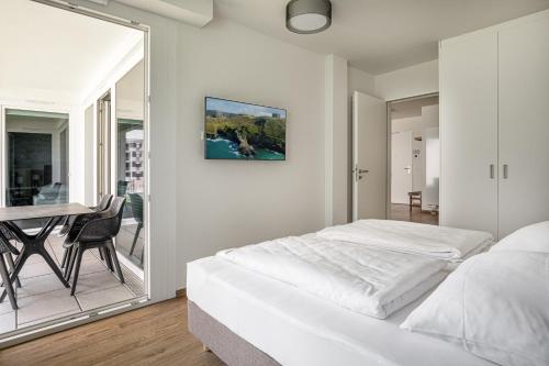 Schlafzimmer mit einem Bett, einem Tisch und einem Spiegel in der Unterkunft Ostseebrise Olpenitz in Olpenitz